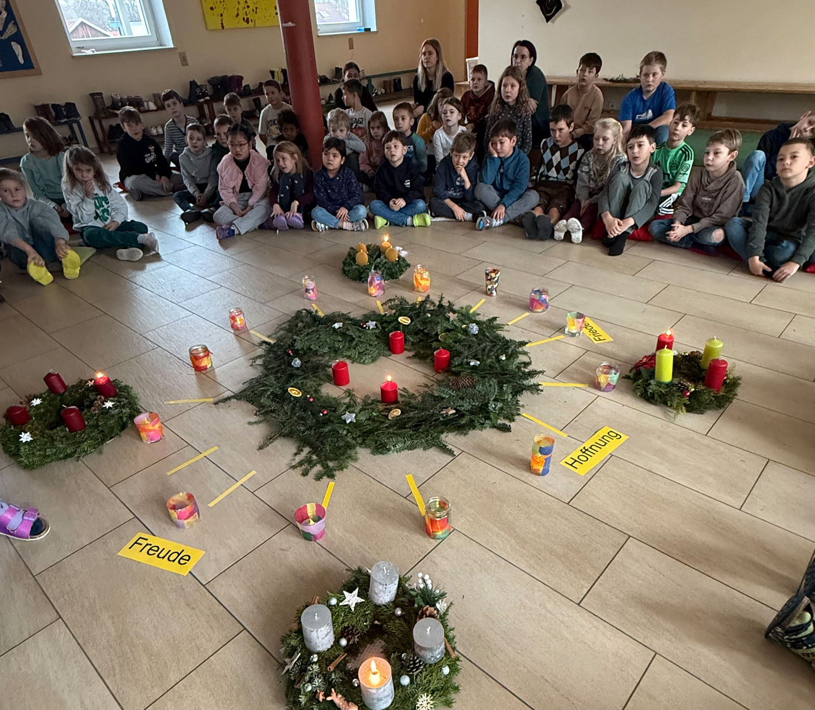 Adventskranzsegnung für alle Klassen