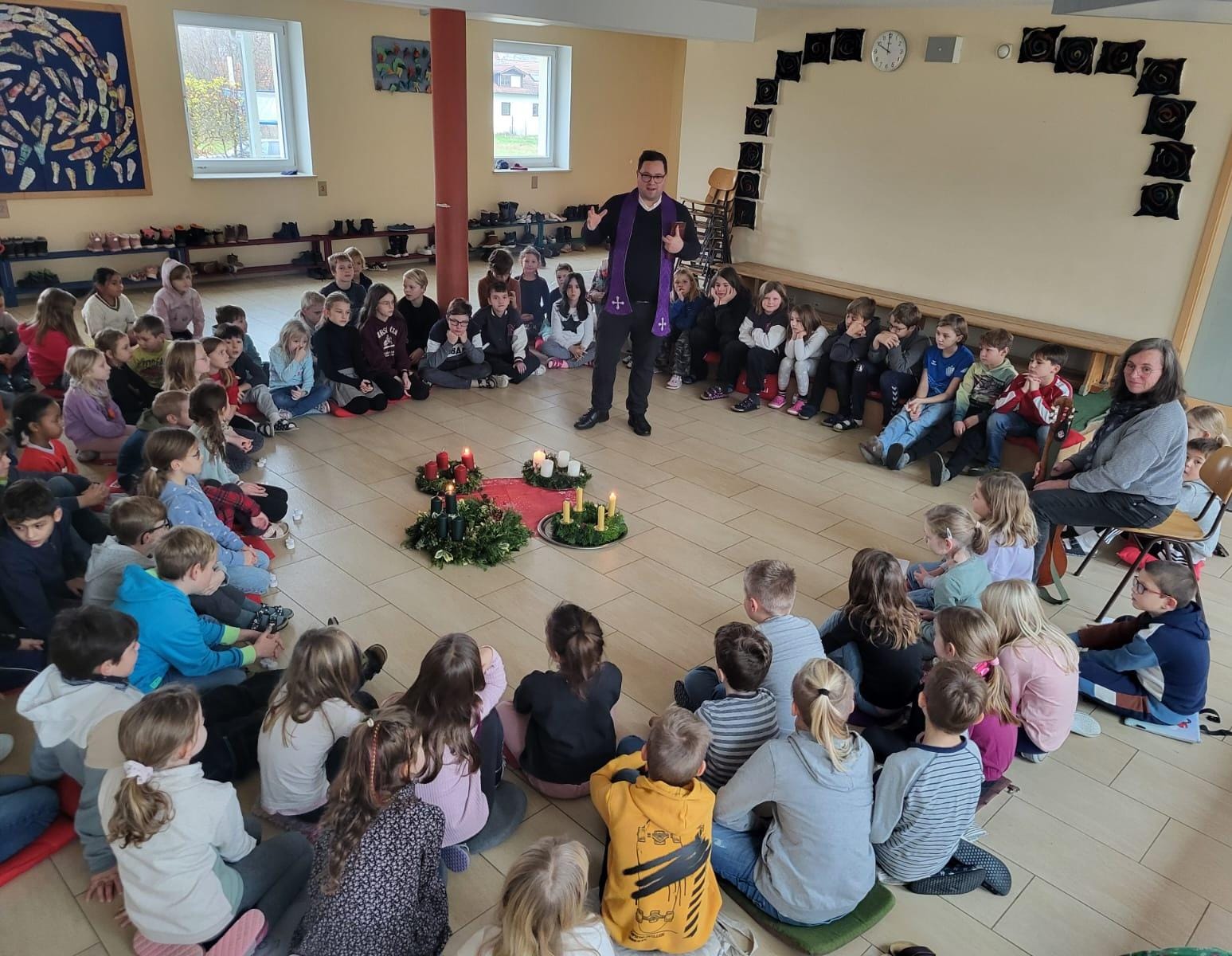 Adventskranzsegnung in der Aula