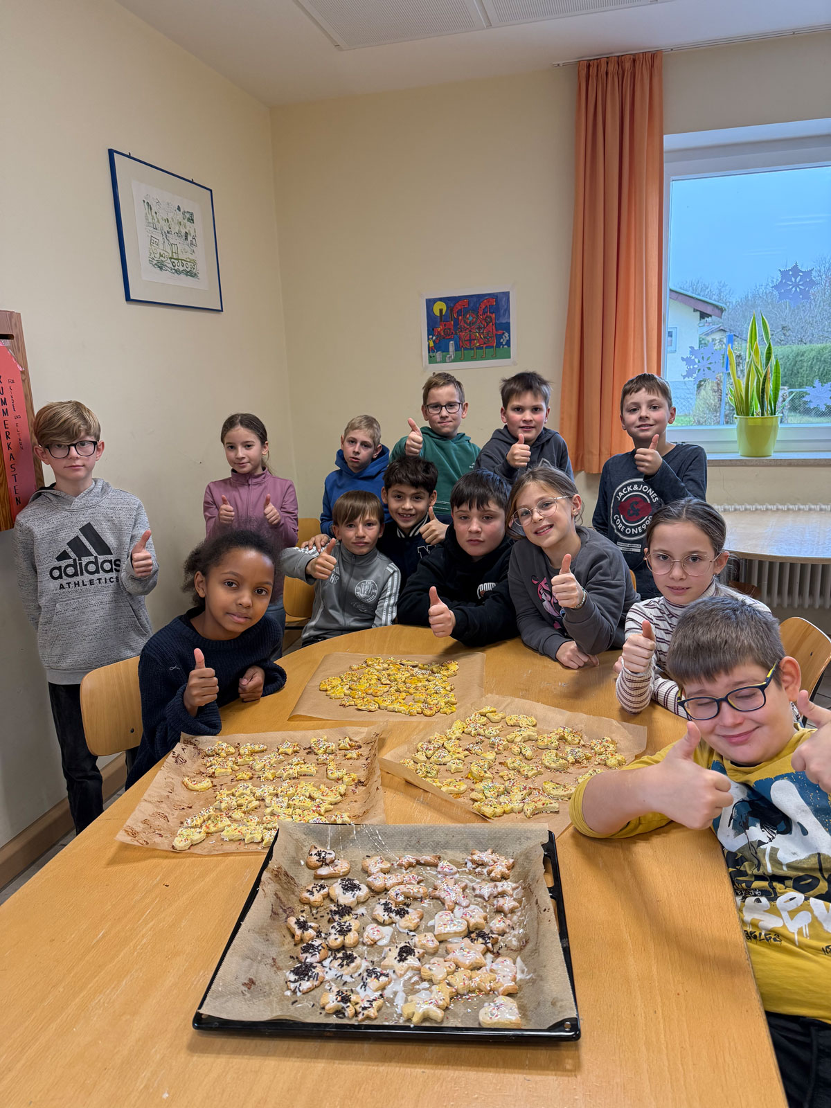 Viertklässler backen Plätzchen in der Schulküche